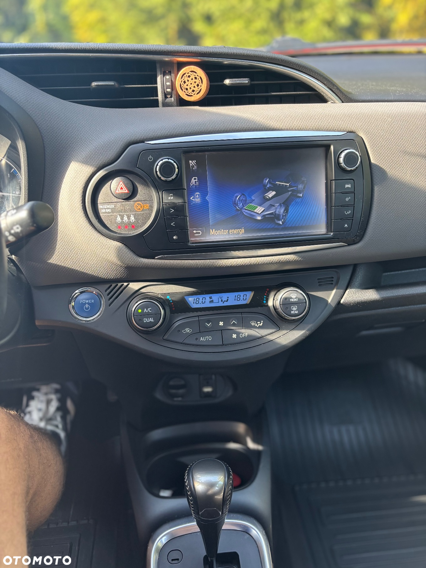 Toyota Yaris Hybrid 100 Premium - 8