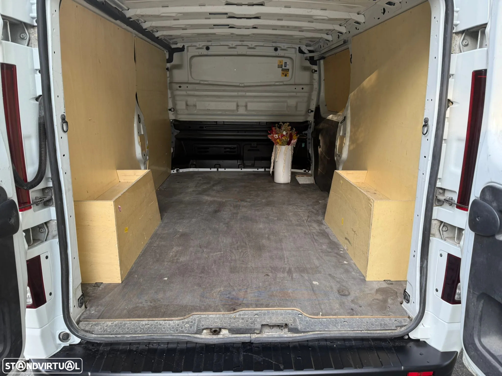 Renault Trafic L2H1 2.0CC DCi 120Cv - 12
