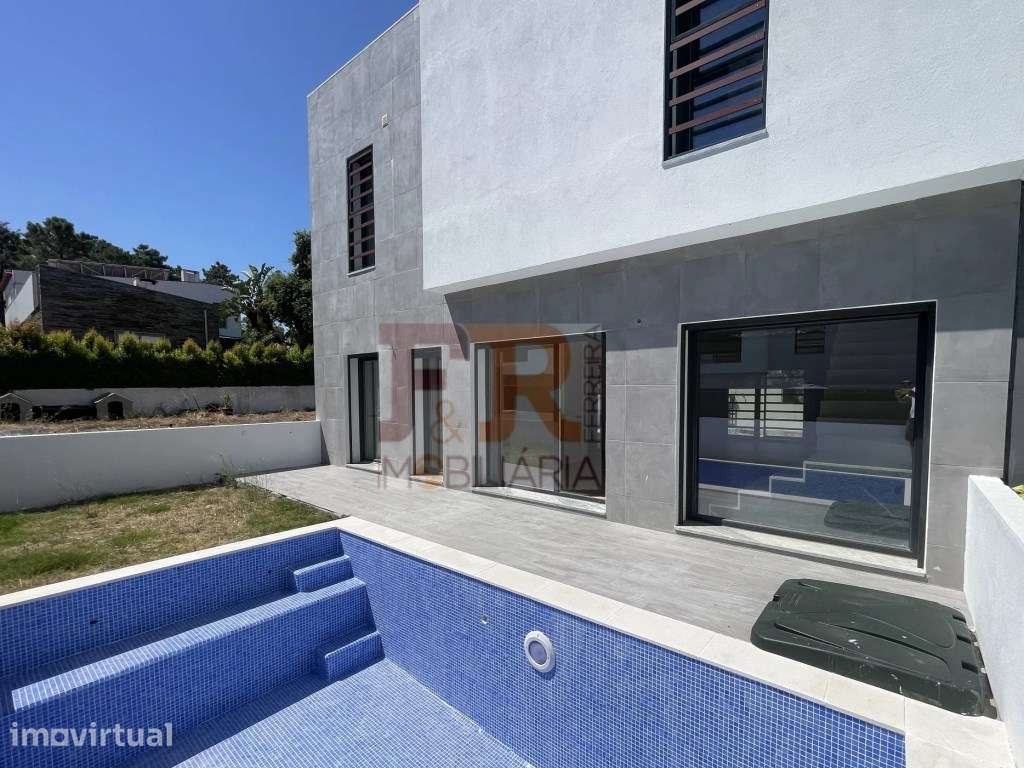 Moradia Duplex T3 com Parqueamento e Piscina , Sesimbra - Grande imagem: 2/49