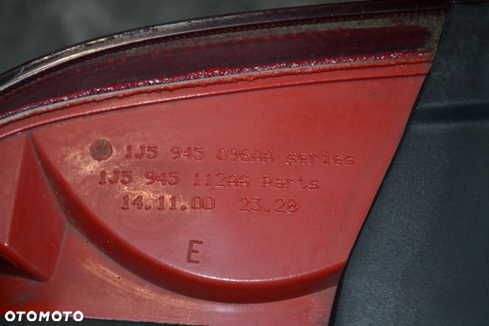 VW BORA SEDAN LAMPA TYŁ TYLNA PRAWA KOMPLETNA Z WKŁADEM 1J5945096 - 3