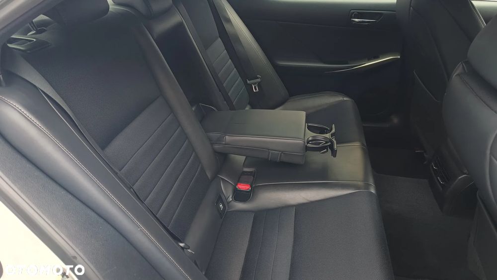 Lexus IS 300h F Sport - 21