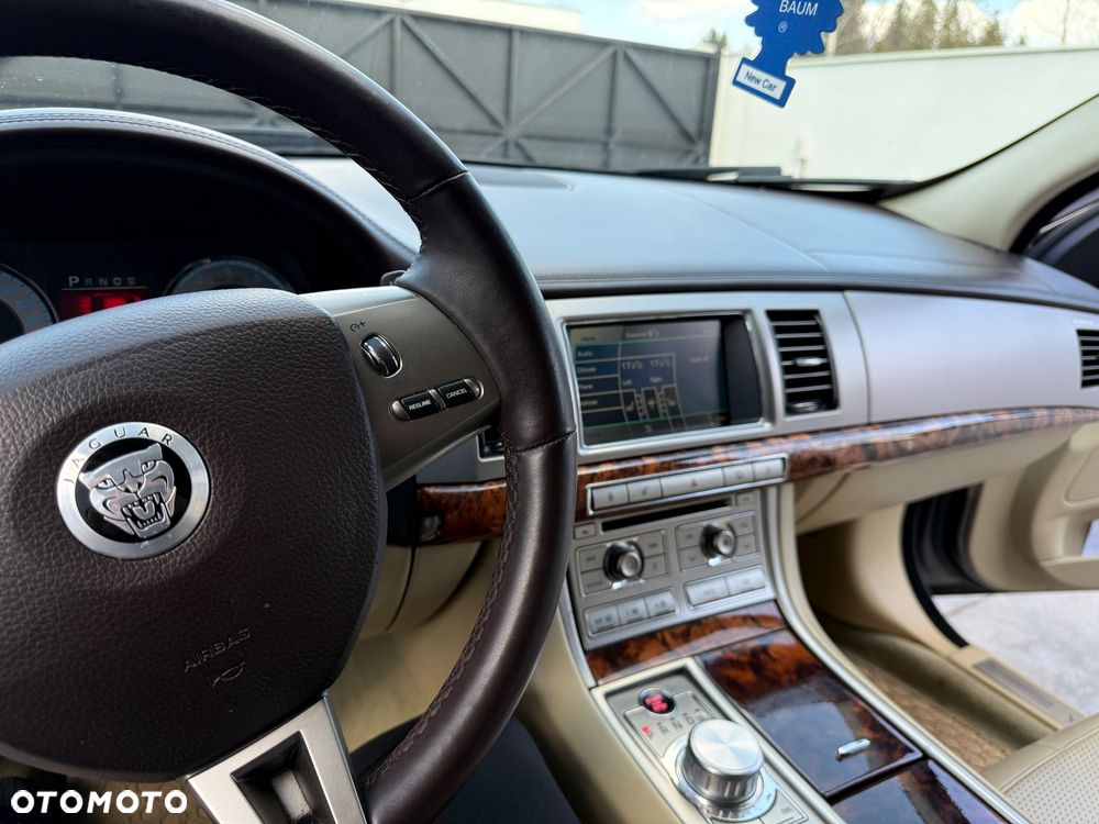 Jaguar XF 3.0 V6 Luxury - 16