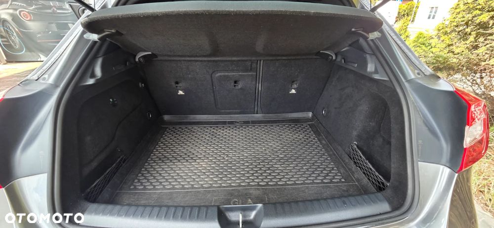 Mercedes-Benz GLA - 33