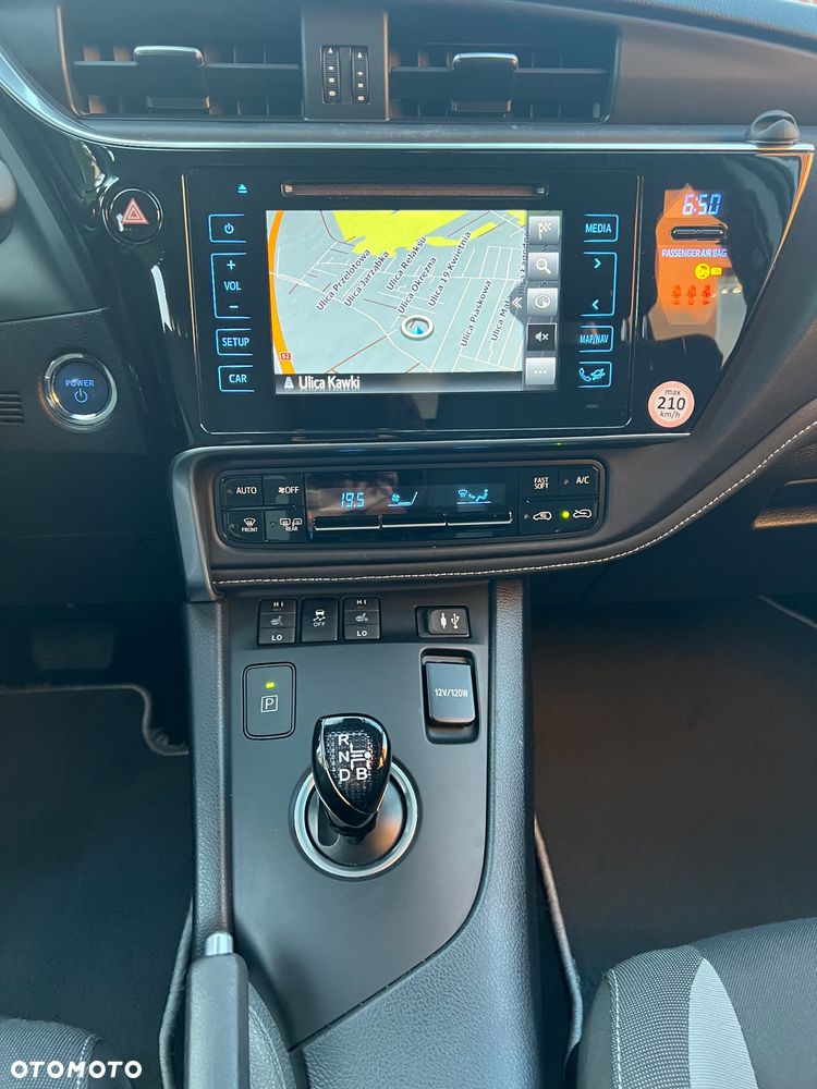 Toyota Auris 1.8 HSD Sol - 27
