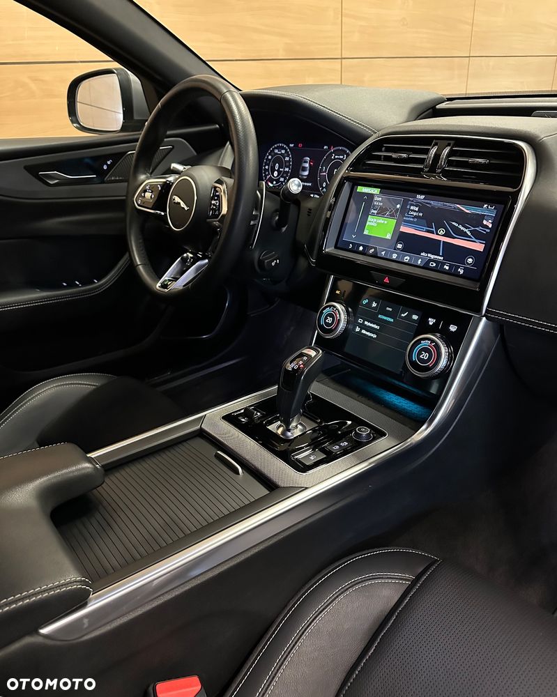 Jaguar XE 2.0 D180 R-Dynamic SE - 8
