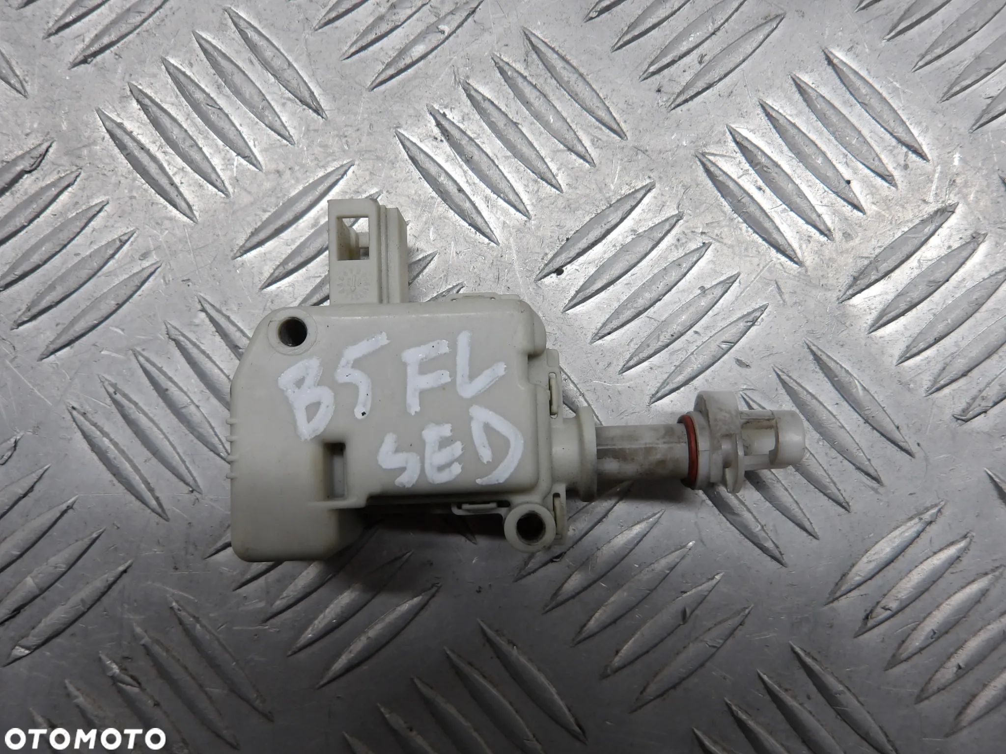 PASSAT B5 FL SEDAN 2.5 TDI 4MOTION SIŁOWNIK KLAPKI WLEWU PALIWA 3B0810773B - 1