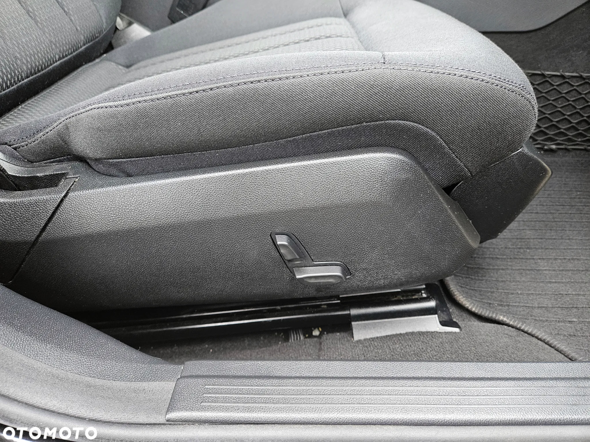 Mercedes-Benz Klasa E 200 CGI BlueEFFICIENCY 7G-TRONIC Avantgarde - 23