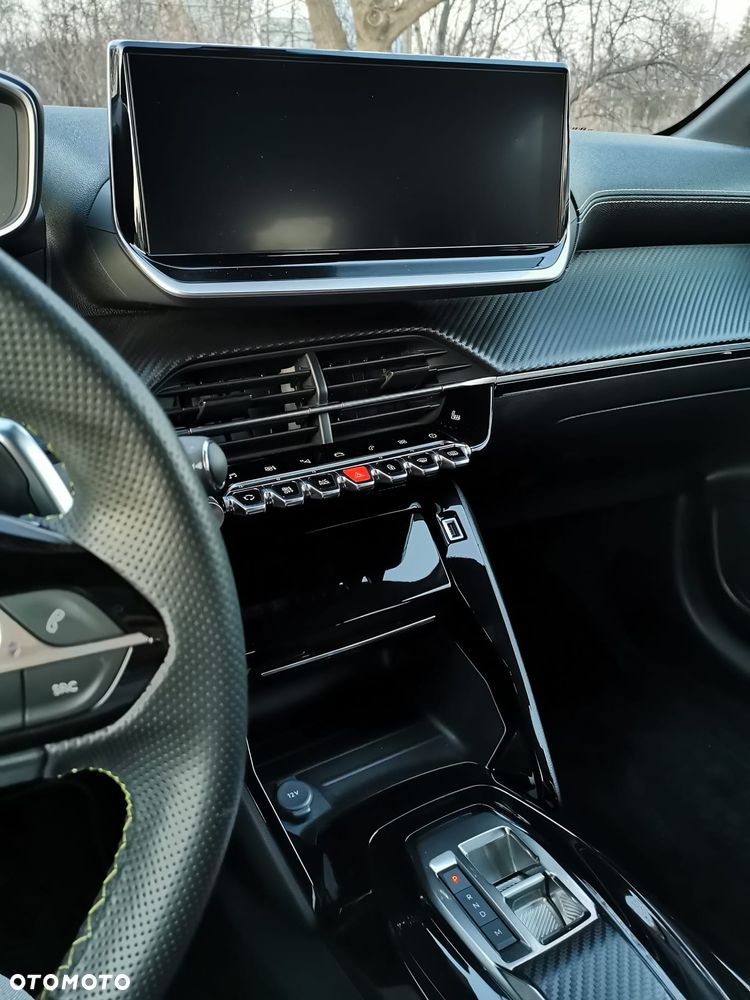Peugeot 208 - 8