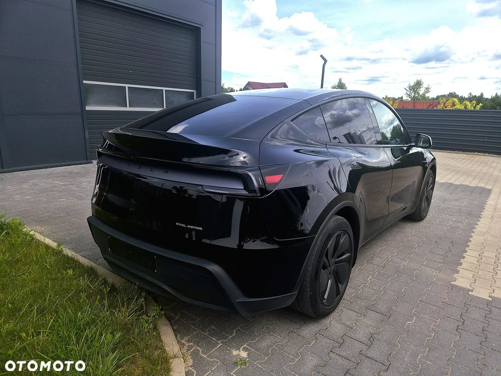Tesla Model Y Long Range AWD - 4