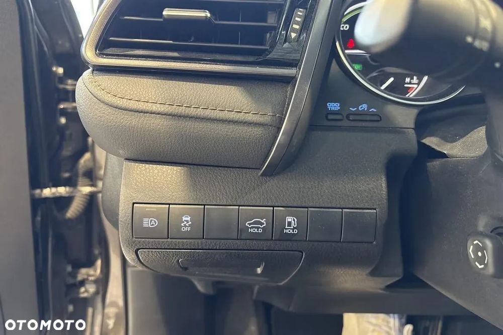 Toyota Camry Luxury - 15