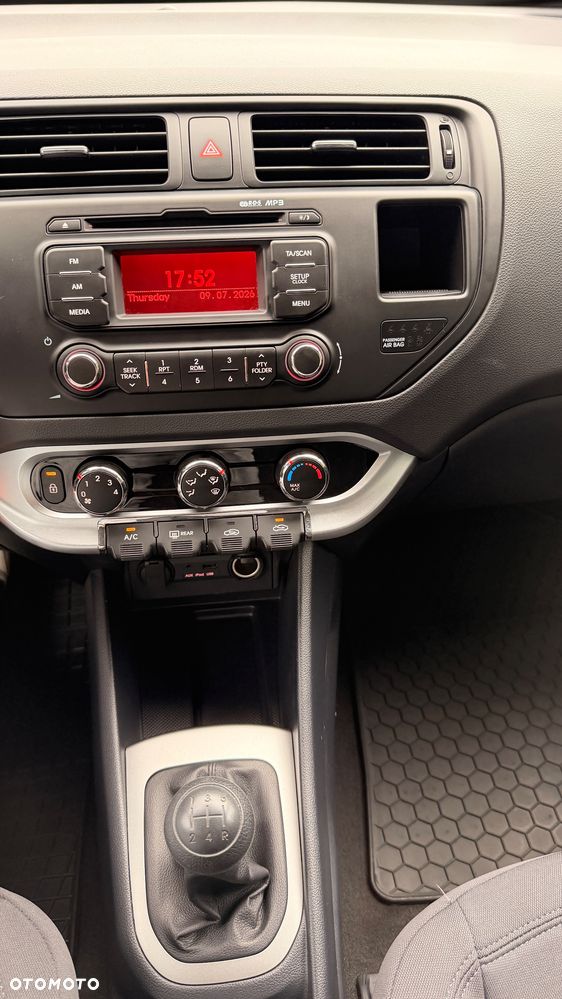 Kia Rio 1.2 L - 6