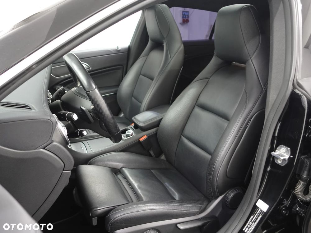 Mercedes-Benz CLA 180 7G-DCT - 22