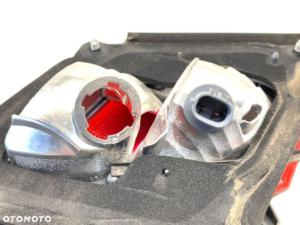 LAMPA TYŁ PRAWA WEWNĘTRZNA  INFINITI Q70 (Y51) 2013 - 2022 3.0 175 kW [238 KM] olej napędowy 2013 - 3