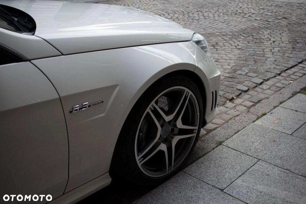 Mercedes-Benz Klasa E 63 AMG - 28