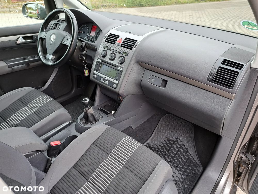 Volkswagen Touran - 16