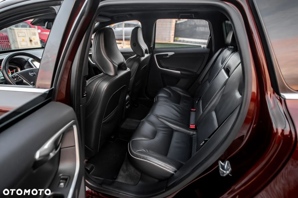 Volvo XC 60 D5 AWD R-Design Momentum - 37