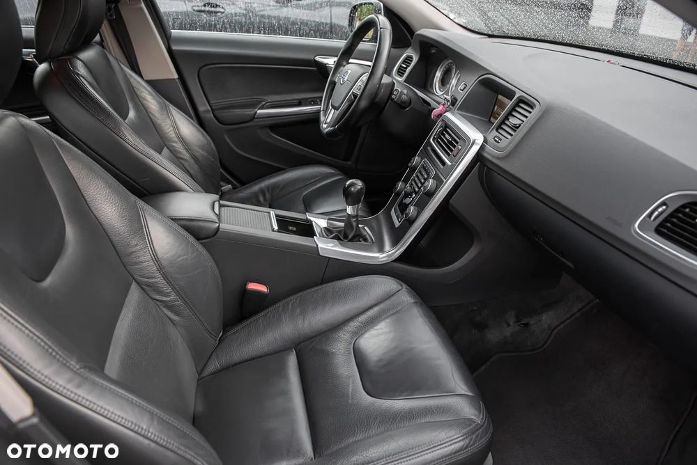 Volvo V60 T3 R-Design Summum - 28