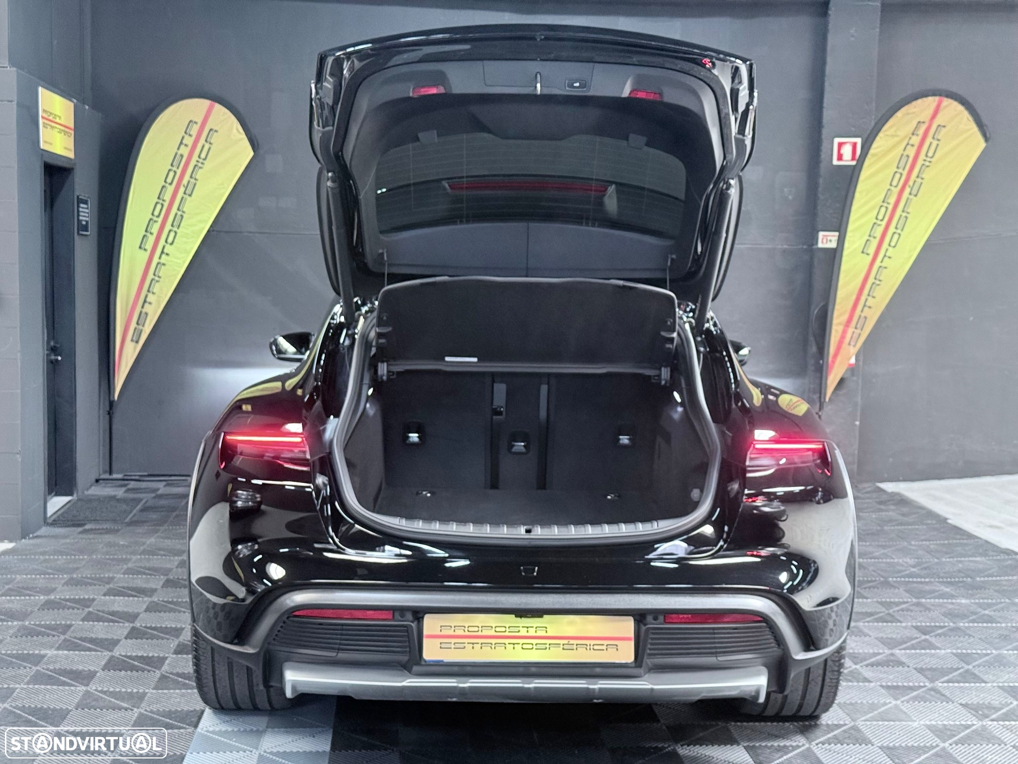 Porsche Taycan Cross Turismo 4 - 26
