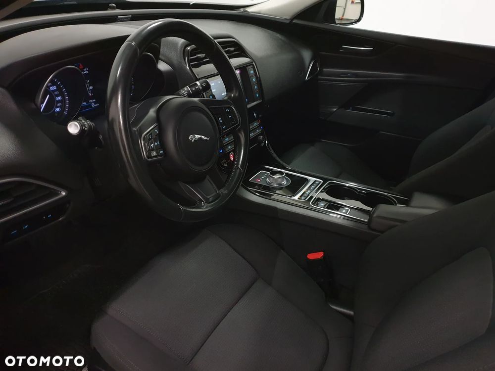 Jaguar XE - 36