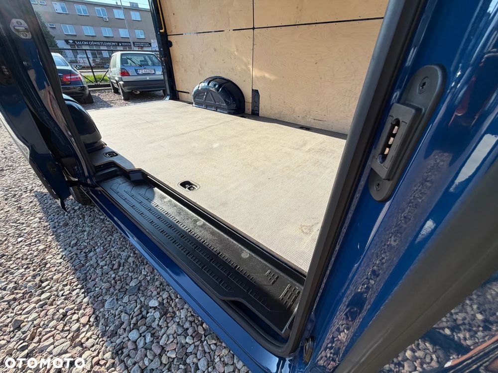 Volkswagen CRAFTER L2H1 2022r WZMOCNIONY VAN 3 osobowy MOCNY Silnik 2.0TDI 140KM Euro6 Duża ładowność 1309kg! DMC:3.5t, Homologacja VAT-1 Zabudowa paki, Bogate wyposażenie! NOWE OPONY 100% Bezwypadkowy! - 9