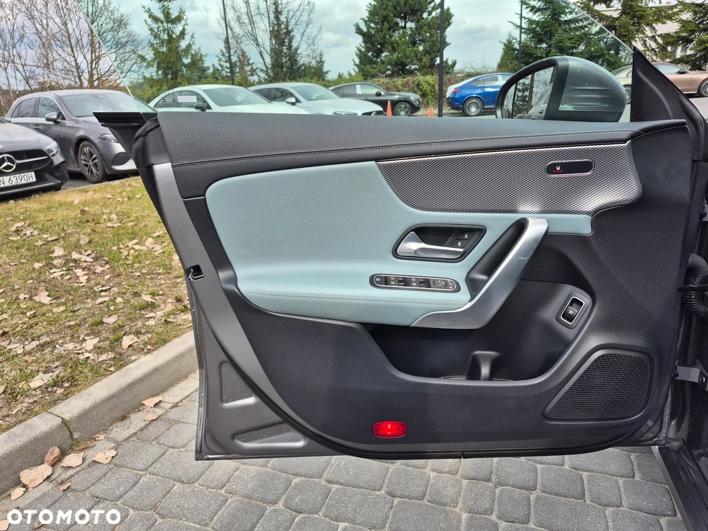 Mercedes-Benz CLA 180 7G-DCT - 17