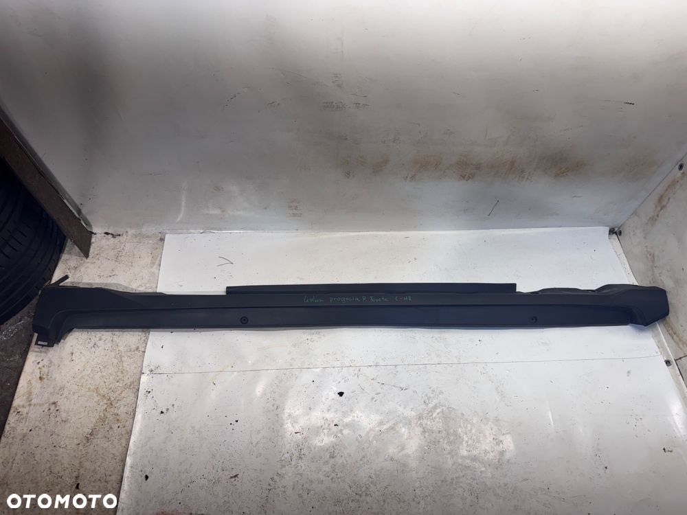 PRAWA LISTWA PROGOWA TOYOTA C-HR - 1