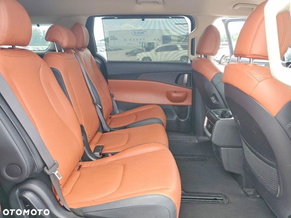 Kia Carnival - 10