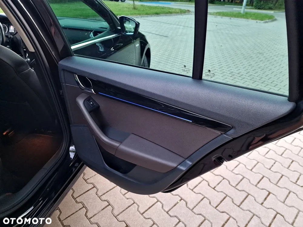Skoda Octavia Combi 2.0 TDI DSG L&K - 18