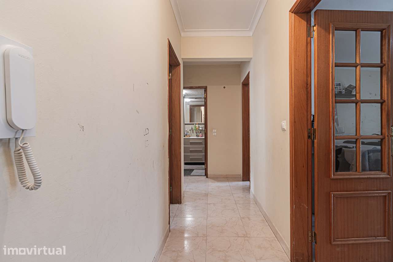 Apartamento T2 num 1 Andar perto do Mercado da Quinta do Conde - Grande imagem: 4/27