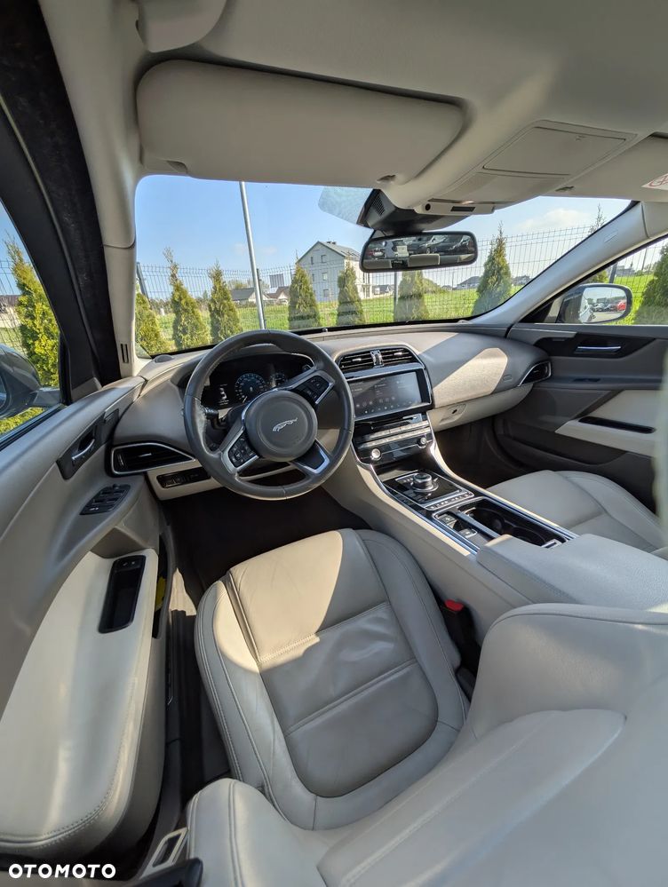 Jaguar XE 2.0 T Prestige - 17