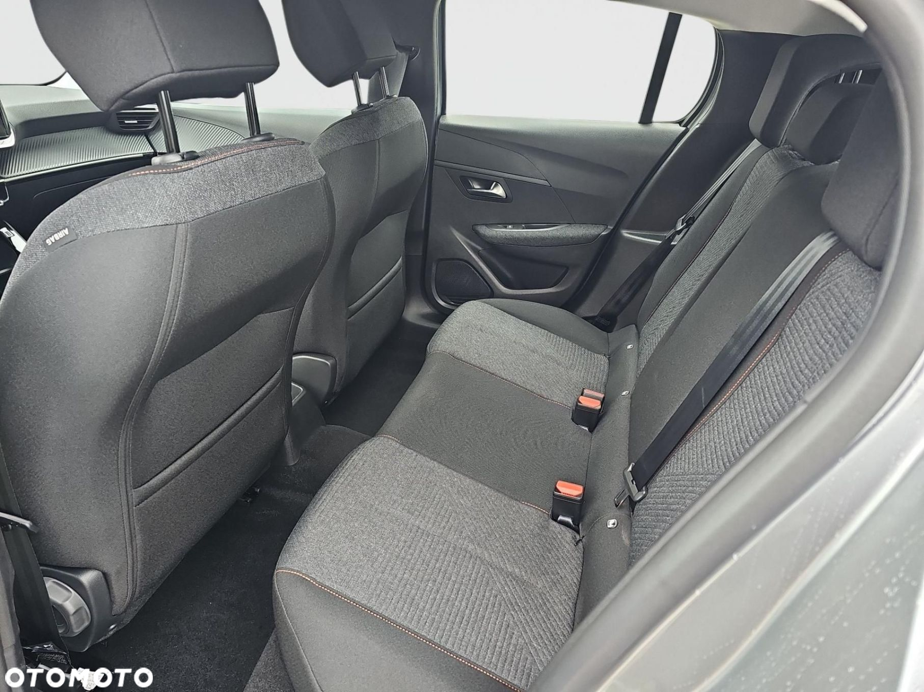Peugeot 208 - 8