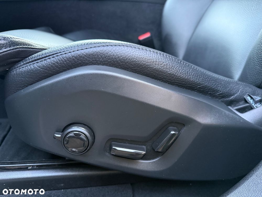 Volvo XC 60 B4 D Plus Dark - 31