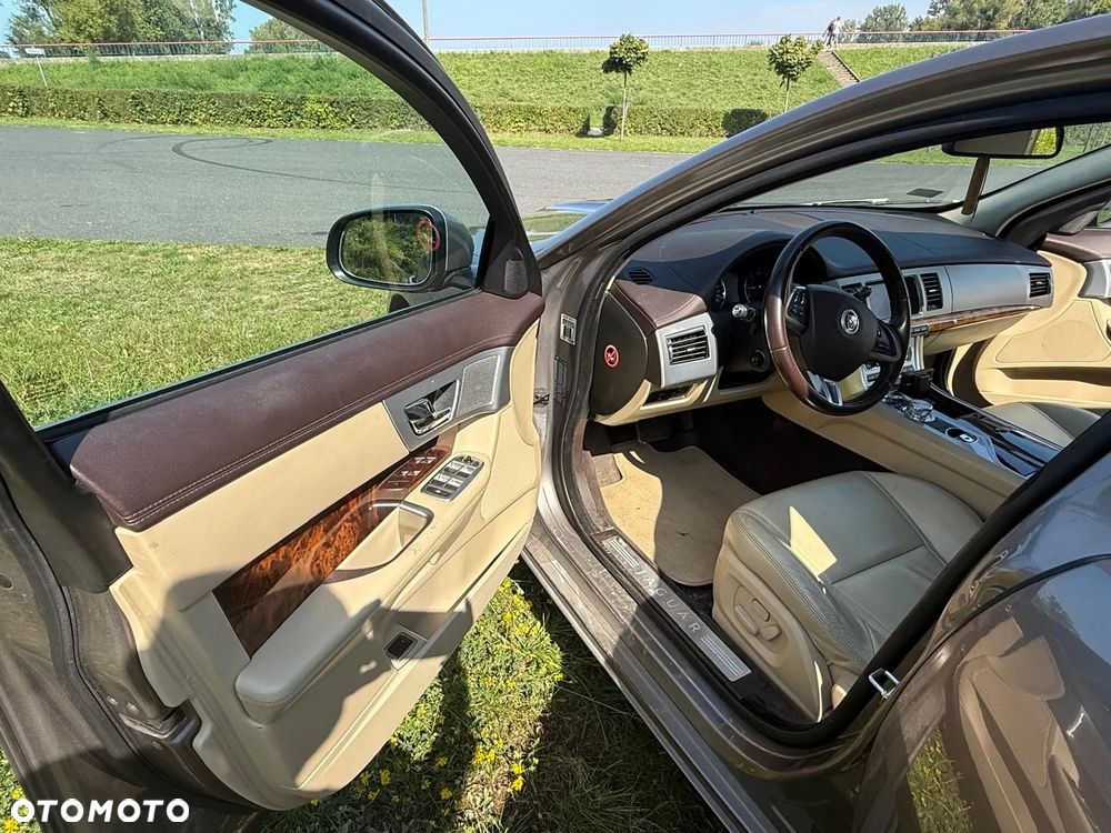 Jaguar XF 3.0 V6 D Luxury - 25