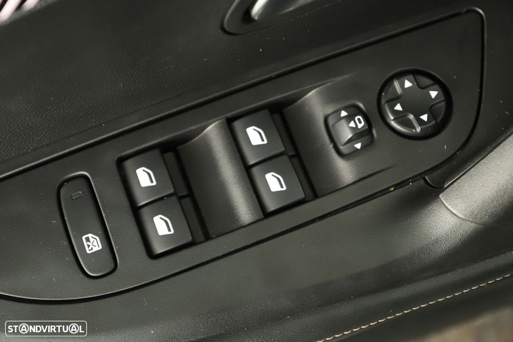 Peugeot 2008 1.2 PureTech Allure EAT8 - 22