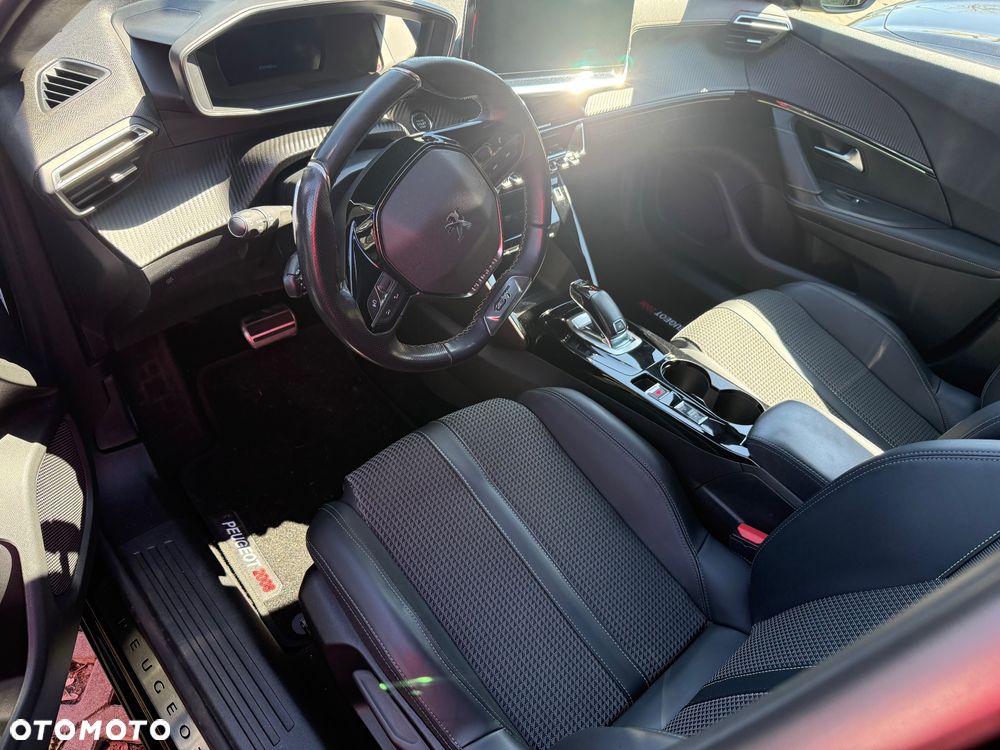 Peugeot 2008 PureTech 130 EAT8 GT Exclusive - 12