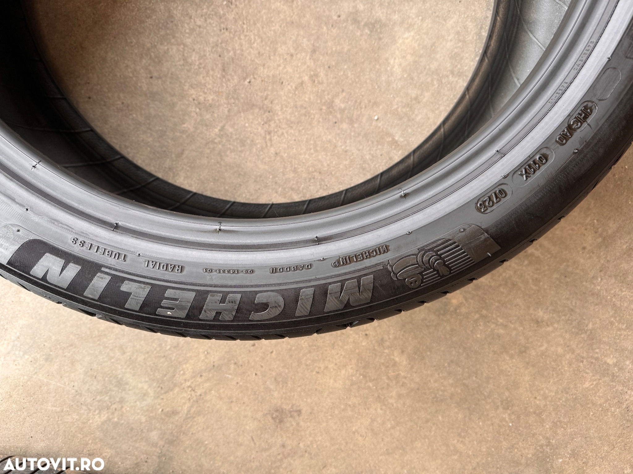 Vând 2 anvelope 235/45/20 michelin de vară ca noi - 4