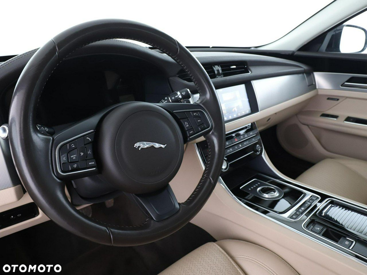 Jaguar XF 20d Portfolio - 14