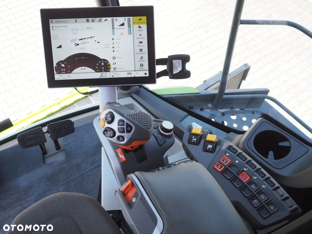 Claas Trion 650 + V680 - 7