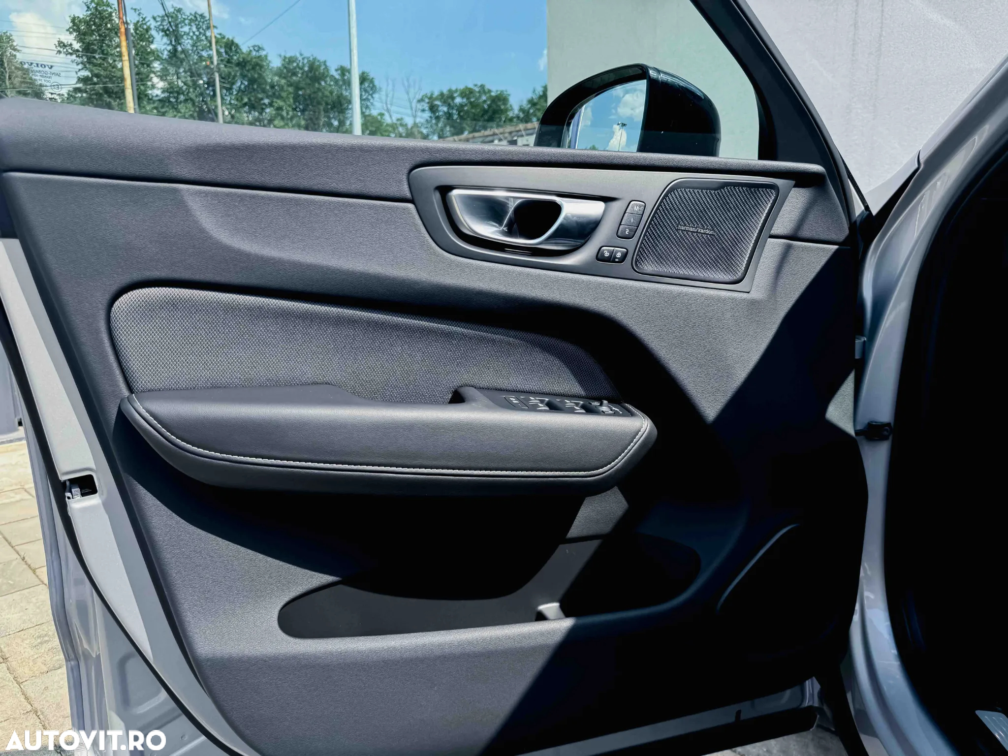 Volvo XC 60 B4 MHEV AT AWD Plus Dark - 16