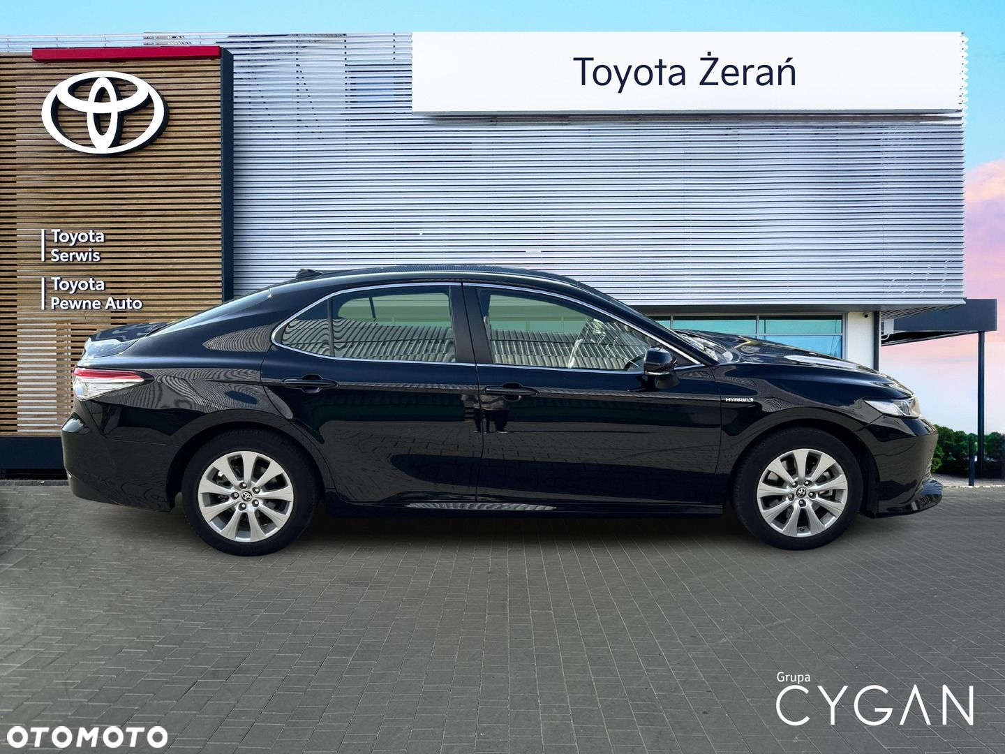 Toyota Camry - 4
