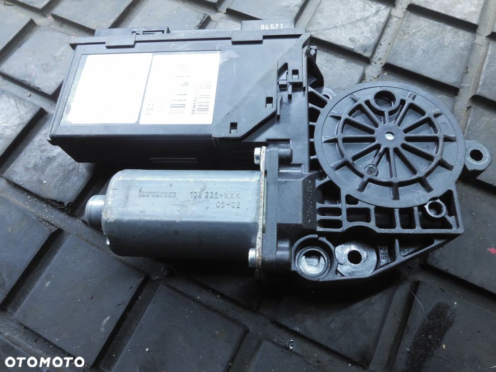 Audi A8 D3 Silniczek podnoszenia szyby tył LEWY 4E0910802A - 1
