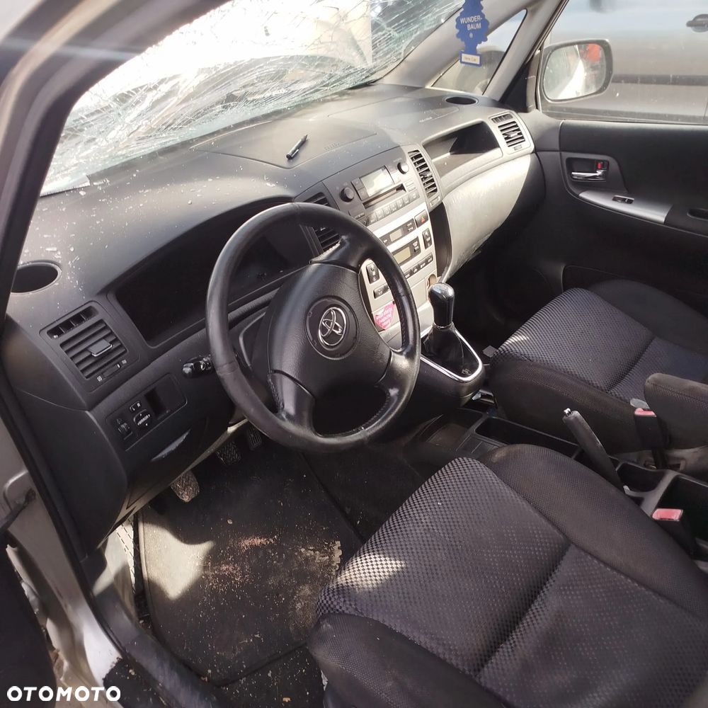 Toyota Corolla Verso  na części . - 5