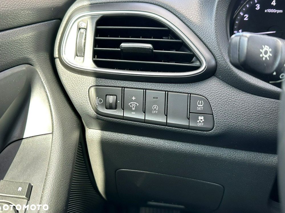 Hyundai i30 1.5 DPI Classic + - 31