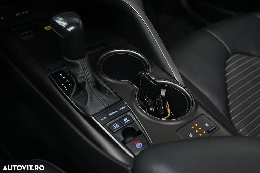 Toyota Camry Luxury - 19