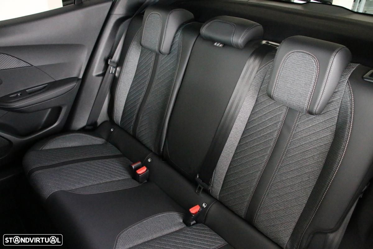 Peugeot 2008 1.2 PureTech Allure EAT8 - 17