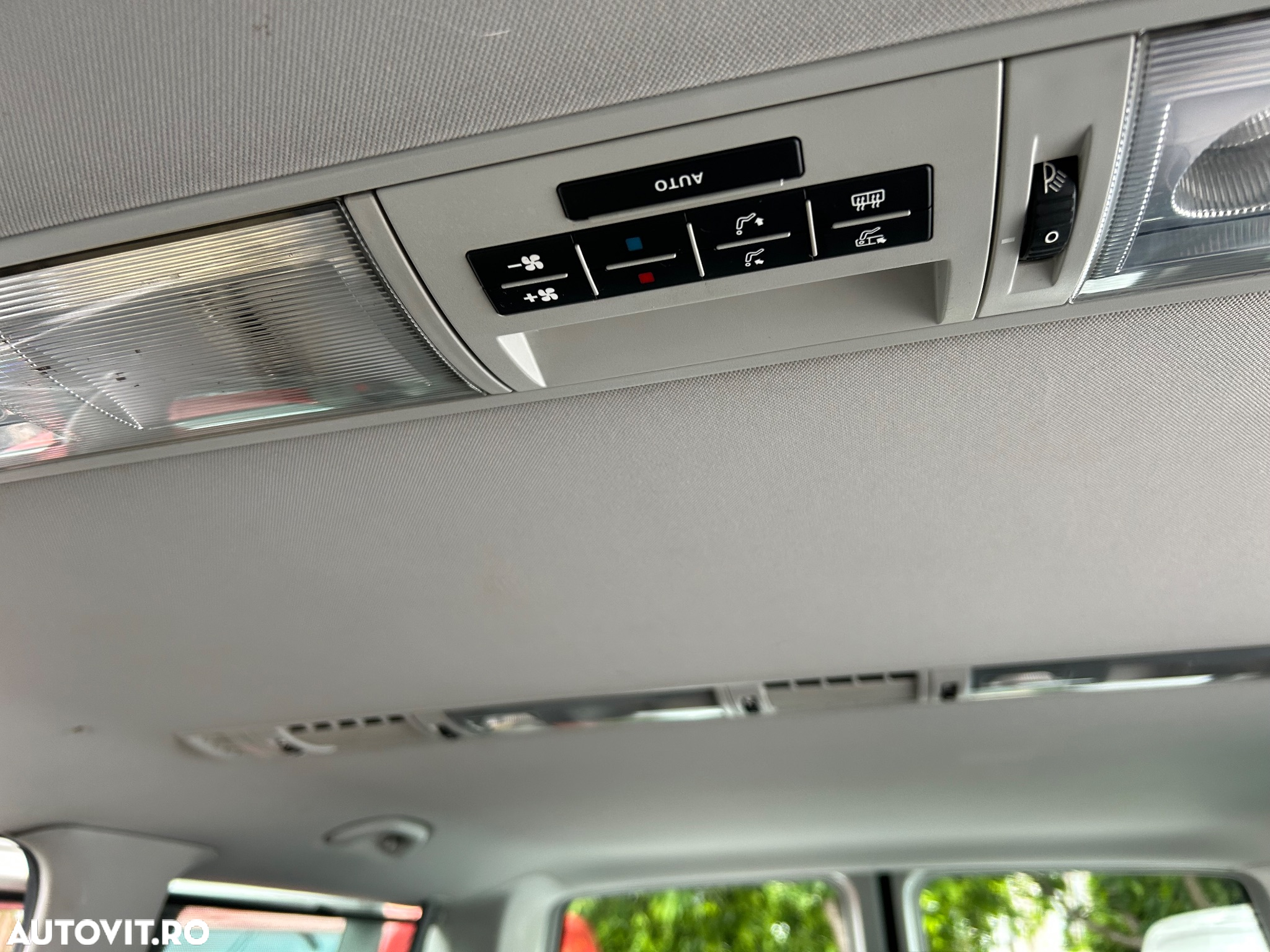 Volkswagen Caravelle - 34