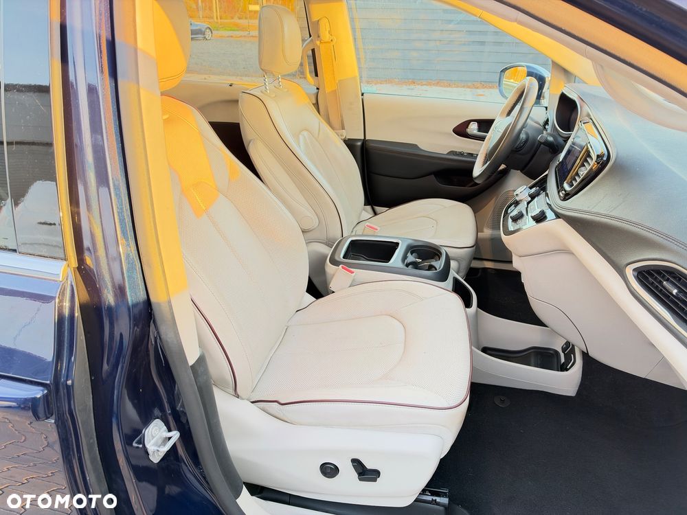 Chrysler Pacifica - 16