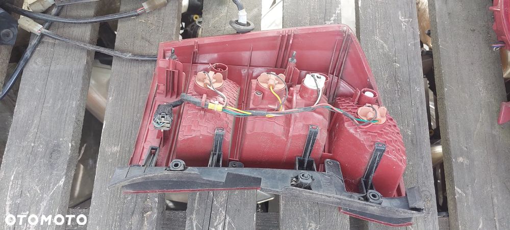 .  TYL TYLNA LAMPA PRAWA KIA CARENS 3 - 3