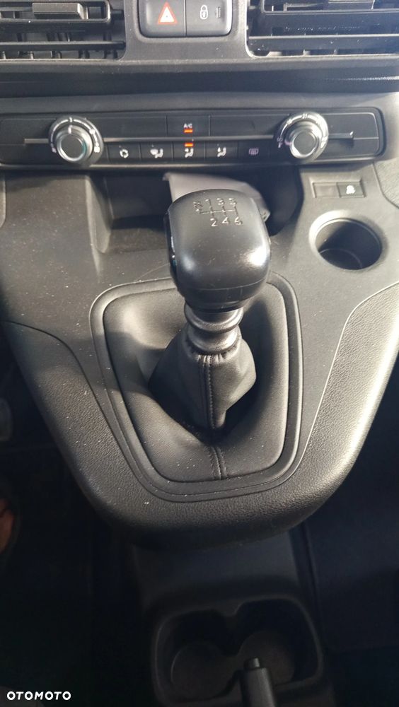 Opel Combo XL 1.2 Turbo Essentia S&S - 28