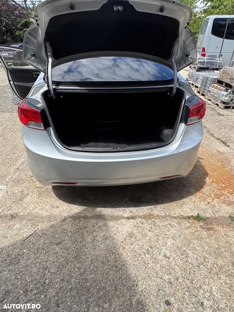 Hyundai Elantra 1.6 MPi Exclusive - 10